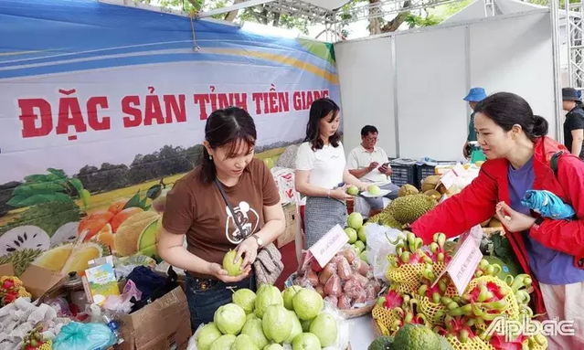 Đặc sản Tiền Giang góp mặt tại Hội chợ Xúc tiến thương mại cho khu vực kinh tế tập thể, hợp tác xã năm 2024